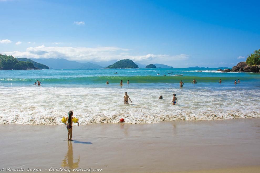 Imagem das crianças brincando na beira do mar na Praia do Félix em Ubatuba.